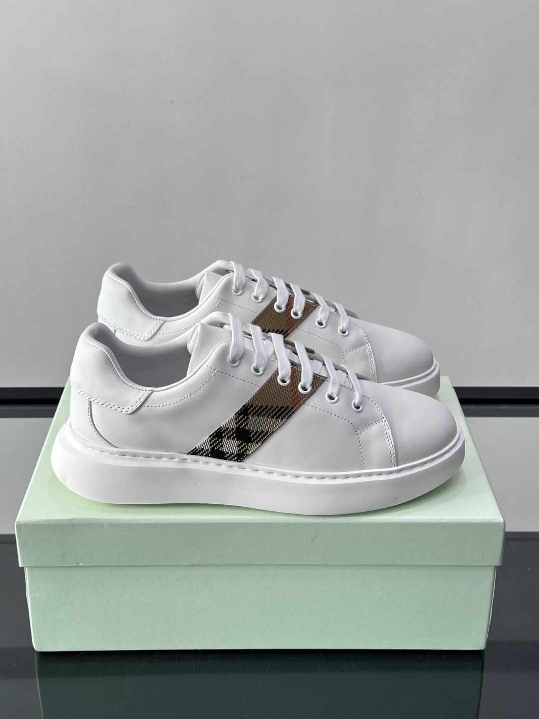 👟Burberry男士休闲😎鞋，真皮+经典格纹布拼接，简约又超有辨识度！软底设计，穿着舒适，日常通勤、休