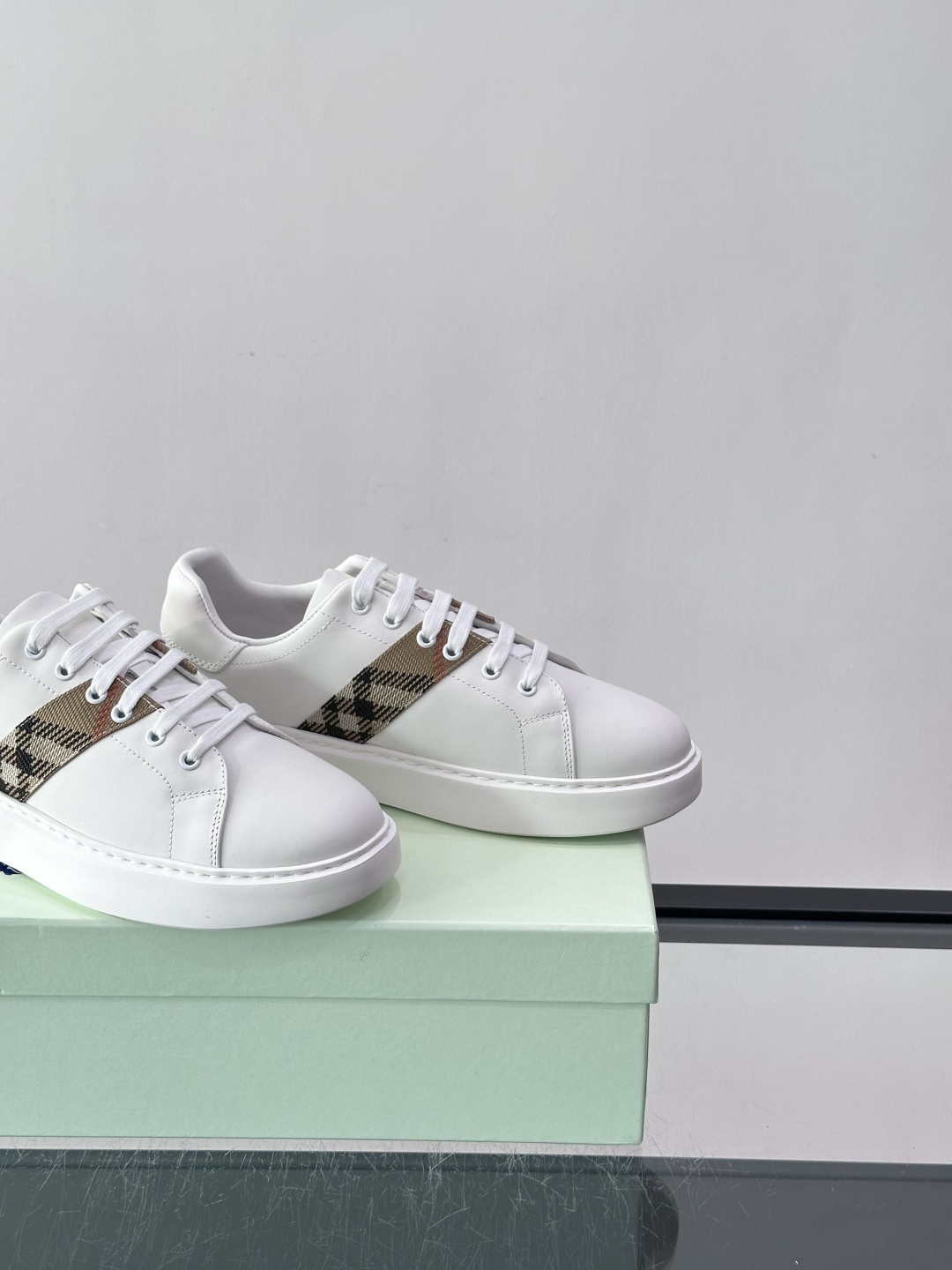 👟Burberry男士休闲😎鞋，真皮+经典格纹布拼接，简约又超有辨识度！软底设计，穿着舒适，日常通勤、休