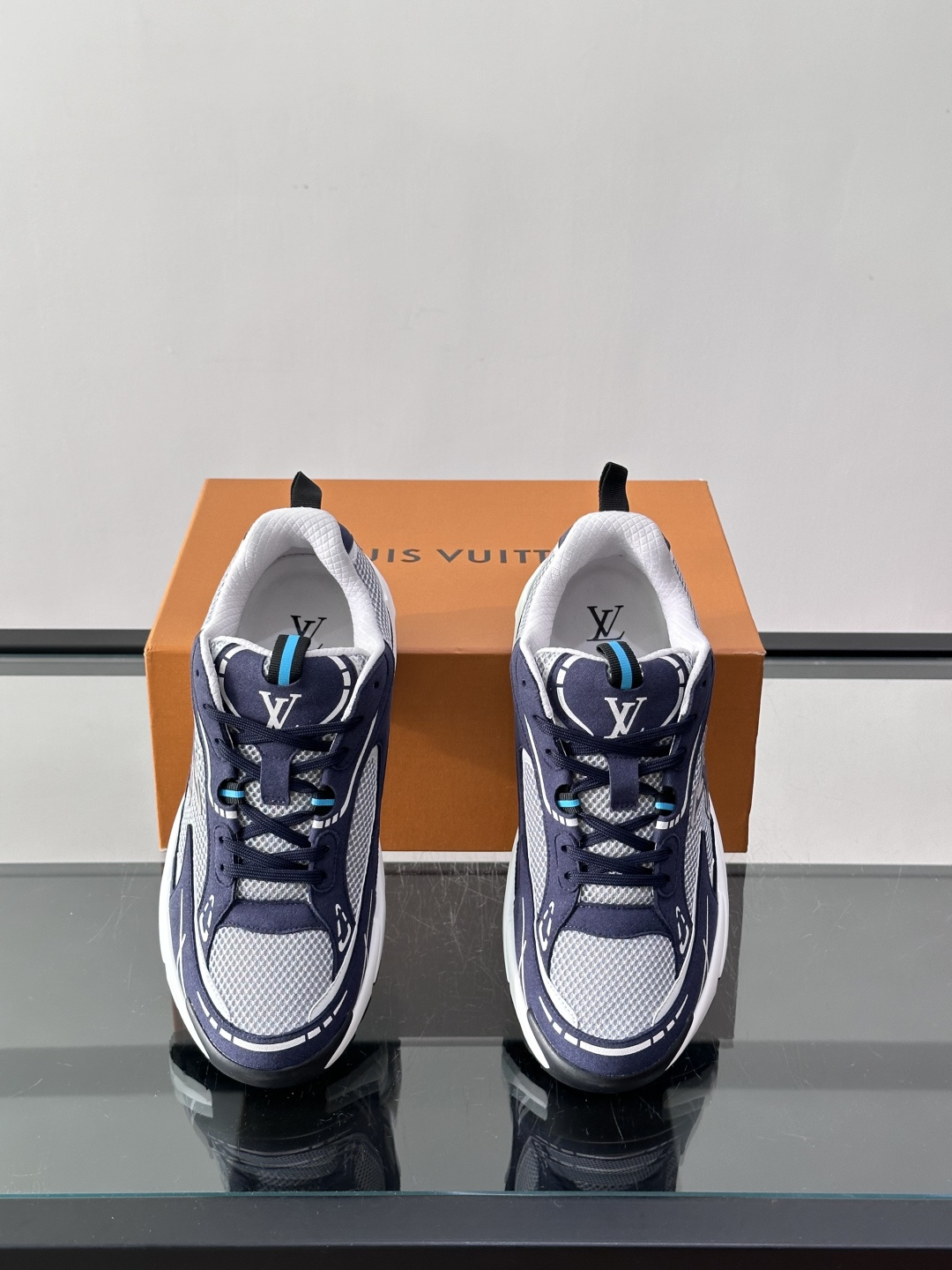 LV Run 2.0运动鞋，采用网布➕牛皮拼接，透气又有支撑力。厚橡胶鞋底，缓震舒适，日常穿搭或轻运动都