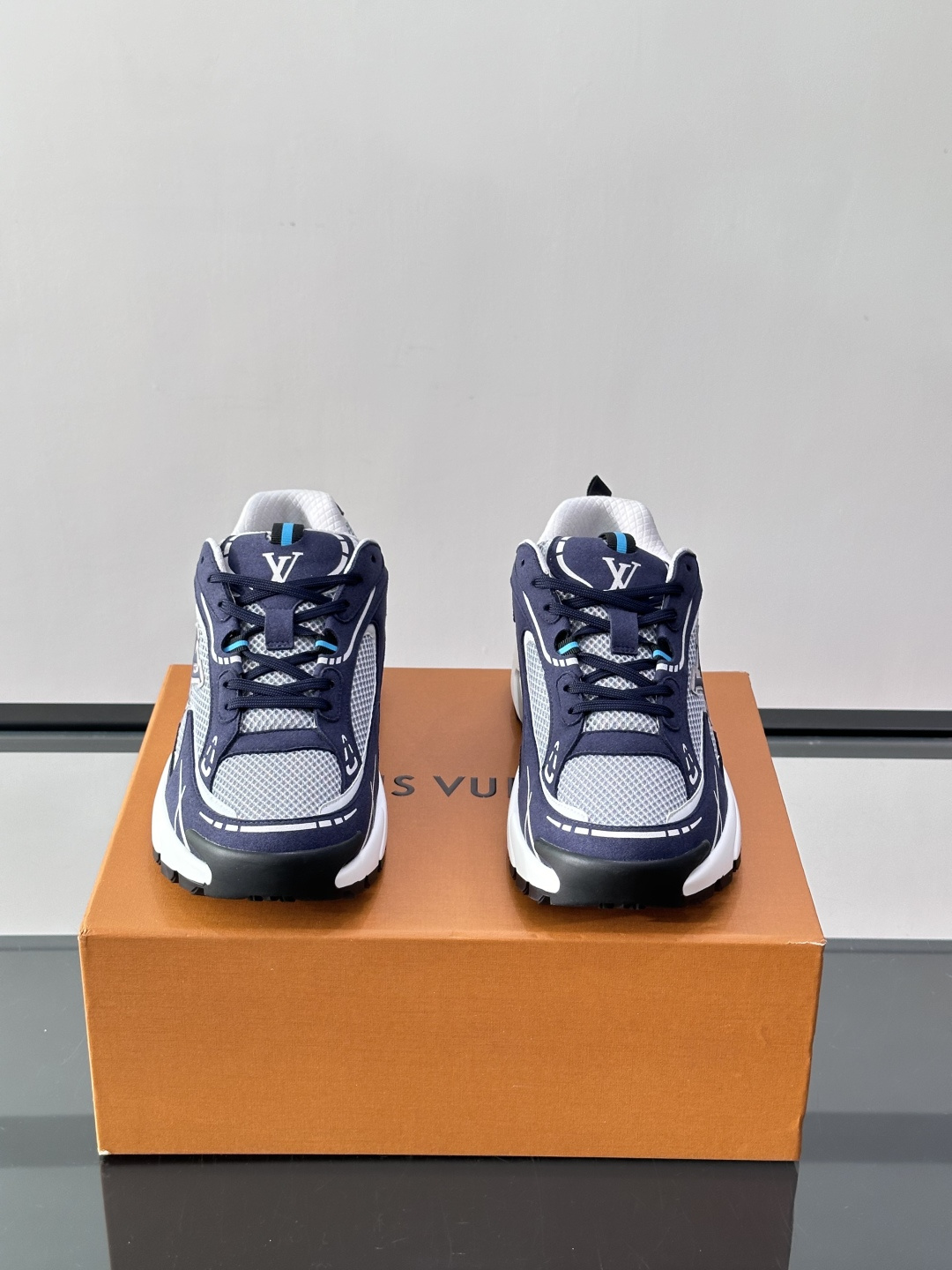 LV Run 2.0运动鞋，采用网布➕牛皮拼接，透气又有支撑力。厚橡胶鞋底，缓震舒适，日常穿搭或轻运动都