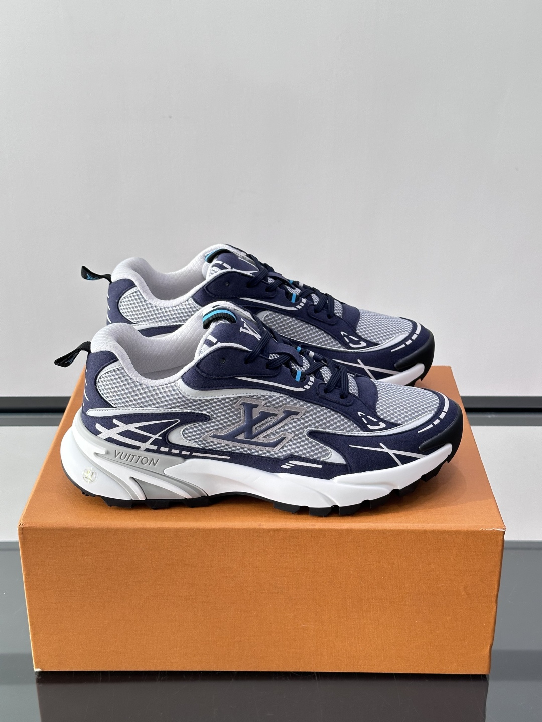 LV Run 2.0运动鞋，采用网布➕牛皮拼接，透气又有支撑力。厚橡胶鞋底，缓震舒适，日常穿搭或轻运动都