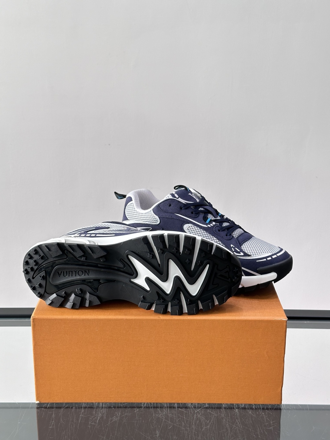 LV Run 2.0运动鞋，采用网布➕牛皮拼接，透气又有支撑力。厚橡胶鞋底，缓震舒适，日常穿搭或轻运动都