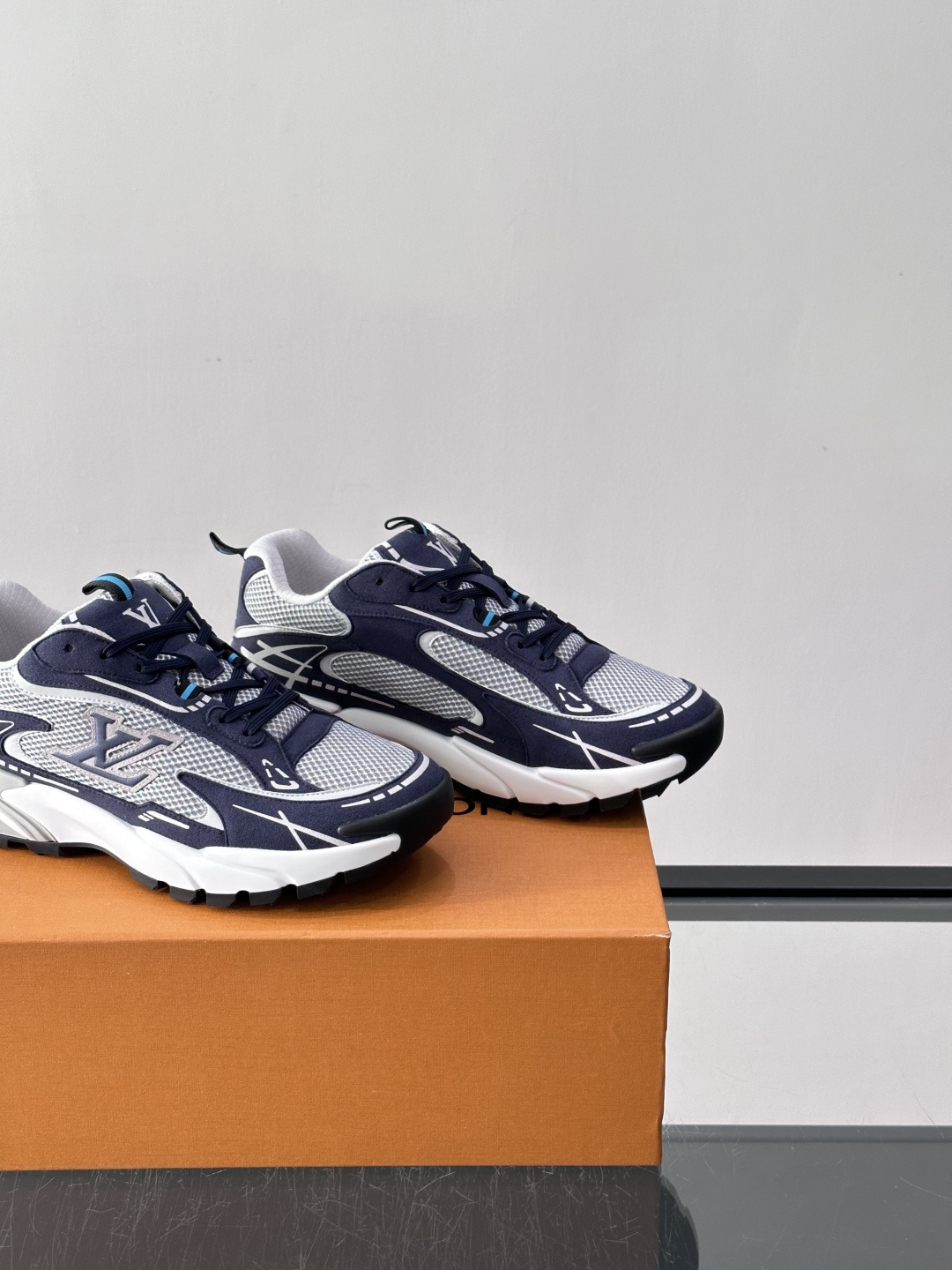 LV Run 2.0运动鞋，采用网布➕牛皮拼接，透气又有支撑力。厚橡胶鞋底，缓震舒适，日常穿搭或轻运动都