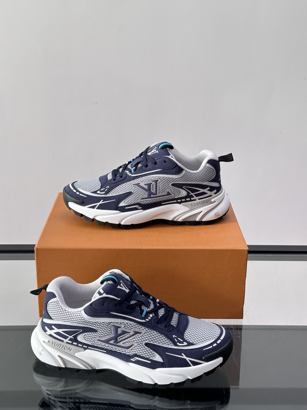 LV Run 2.0运动鞋，采用网布➕牛皮拼接，透气又有支撑力。厚橡胶鞋底，缓震舒适，日常穿搭或轻运动都