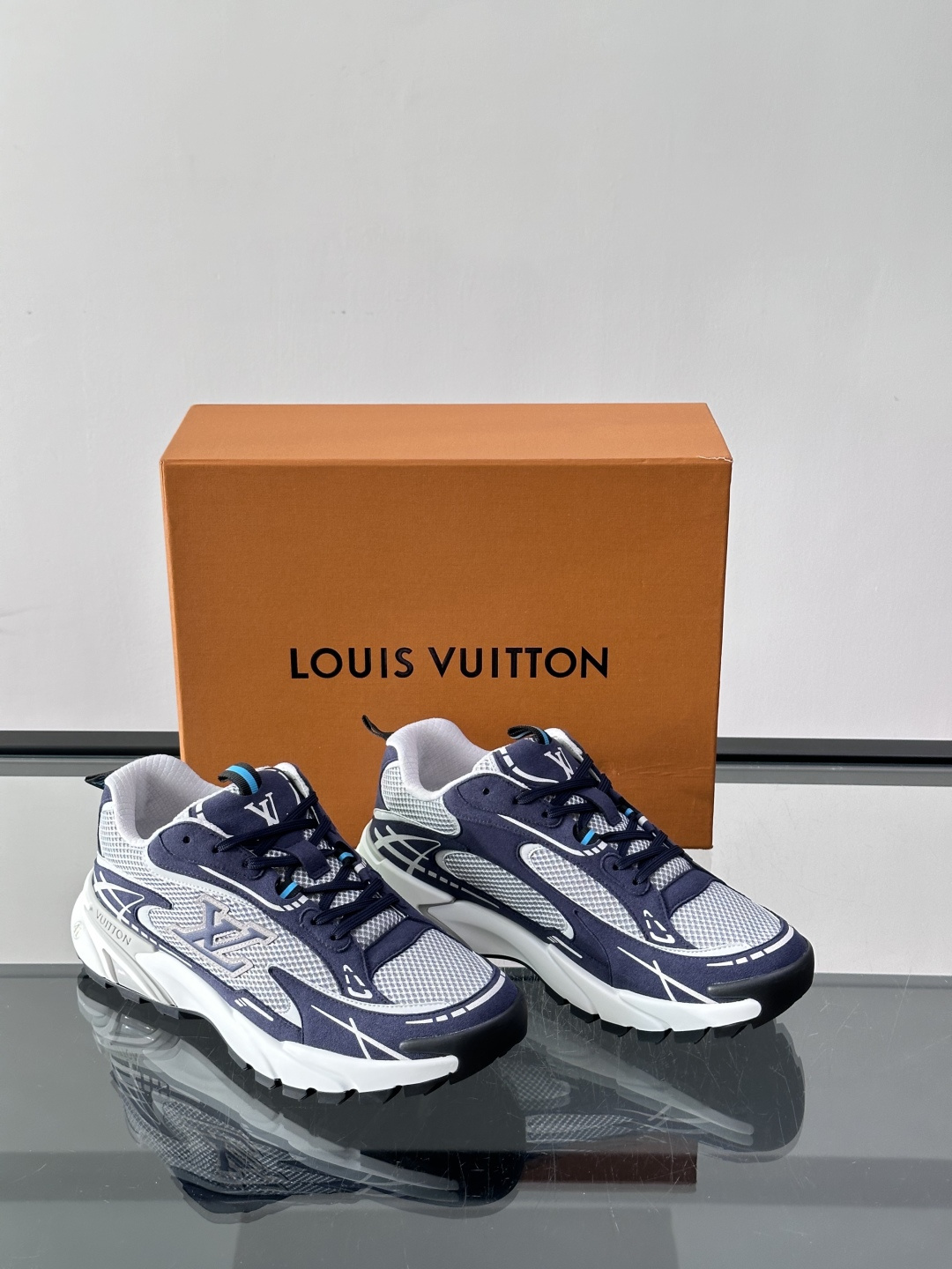LV Run 2.0运动鞋，采用网布➕牛皮拼接，透气又有支撑力。厚橡胶鞋底，缓震舒适，日常穿搭或轻运动都