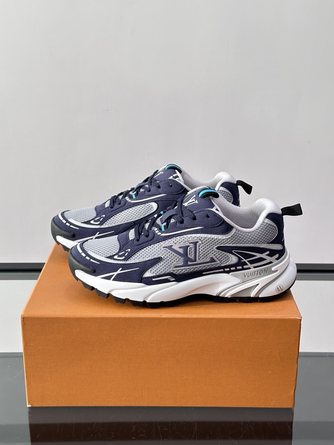 LV Run 2.0运动鞋，采用网布➕牛皮拼接，透气又有支撑力。厚橡胶鞋底，缓震舒适，日常穿搭或轻运动都