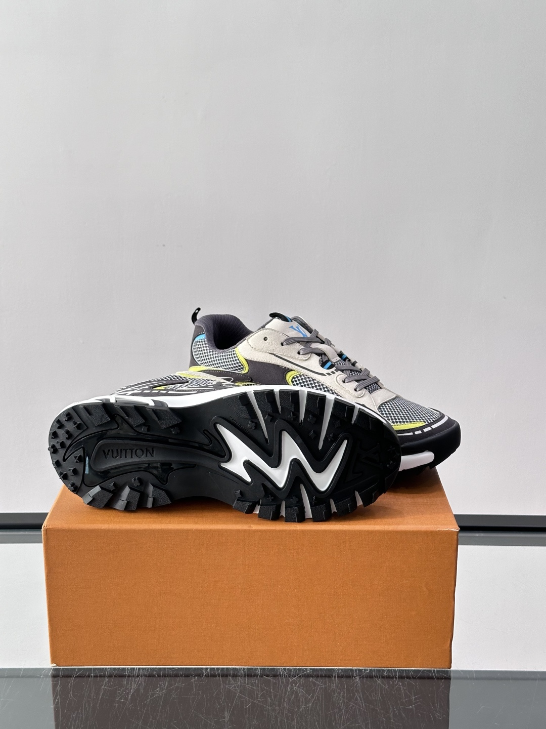 LV Run 2.0运动鞋，采用网布➕牛皮拼接，透气又有支撑力。厚橡胶鞋底，缓震舒适，日常穿搭或轻运动都