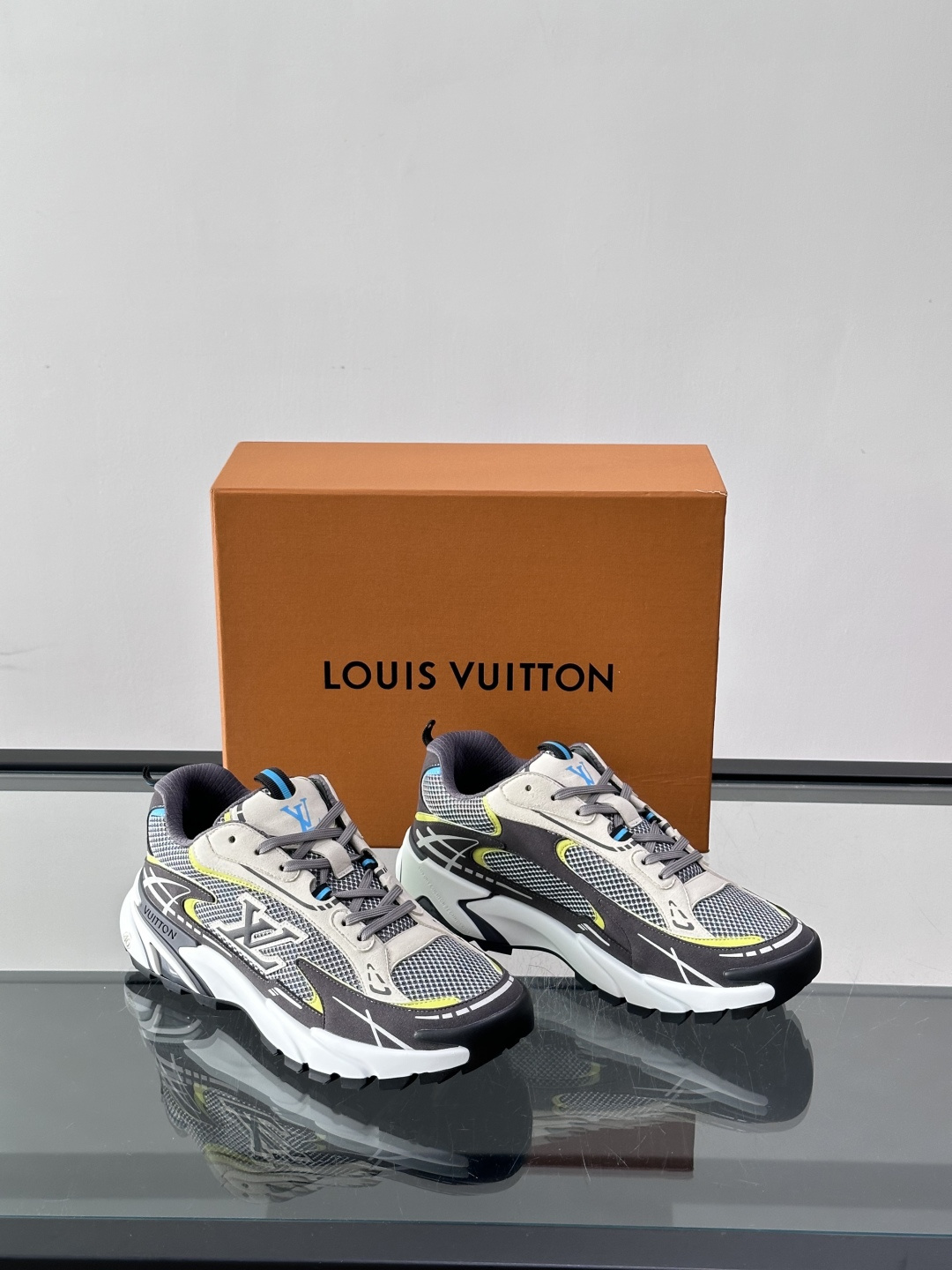 LV Run 2.0运动鞋，采用网布➕牛皮拼接，透气又有支撑力。厚橡胶鞋底，缓震舒适，日常穿搭或轻运动都