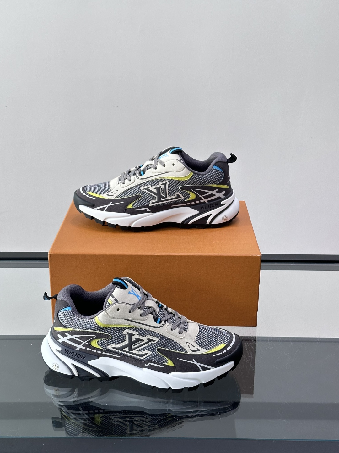 LV Run 2.0运动鞋，采用网布➕牛皮拼接，透气又有支撑力。厚橡胶鞋底，缓震舒适，日常穿搭或轻运动都