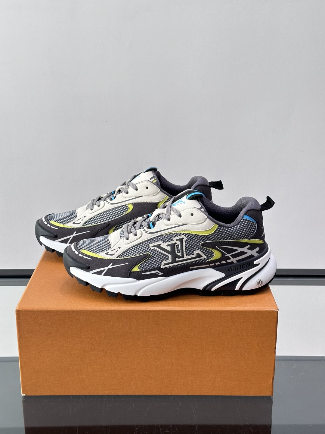 LV Run 2.0运动鞋，采用网布➕牛皮拼接，透气又有支撑力。厚橡胶鞋底，缓震舒适，日常穿搭或轻运动都