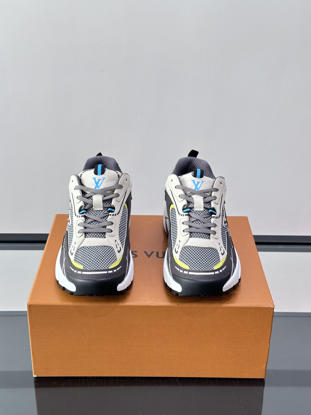 LV Run 2.0运动鞋，采用网布➕牛皮拼接，透气又有支撑力。厚橡胶鞋底，缓震舒适，日常穿搭或轻运动都