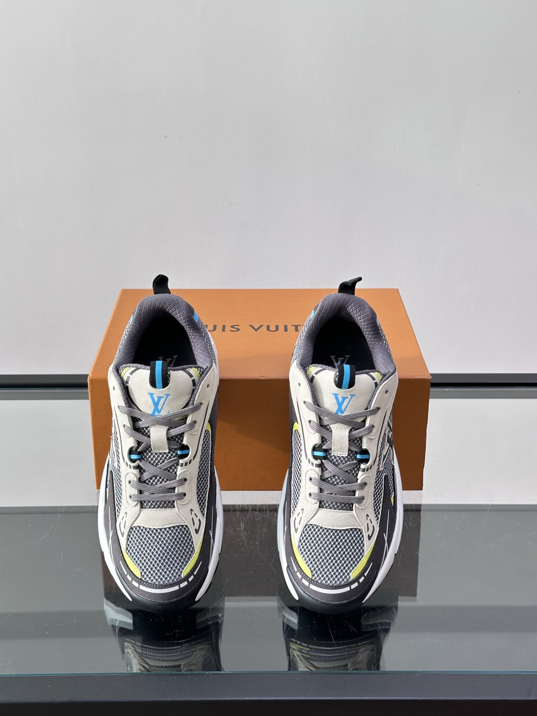 LV Run 2.0运动鞋，采用网布➕牛皮拼接，透气又有支撑力。厚橡胶鞋底，缓震舒适，日常穿搭或轻运动都