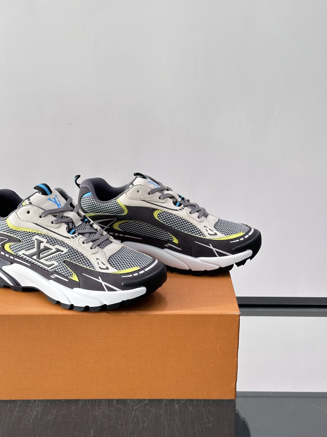 LV Run 2.0运动鞋，采用网布➕牛皮拼接，透气又有支撑力。厚橡胶鞋底，缓震舒适，日常穿搭或轻运动都