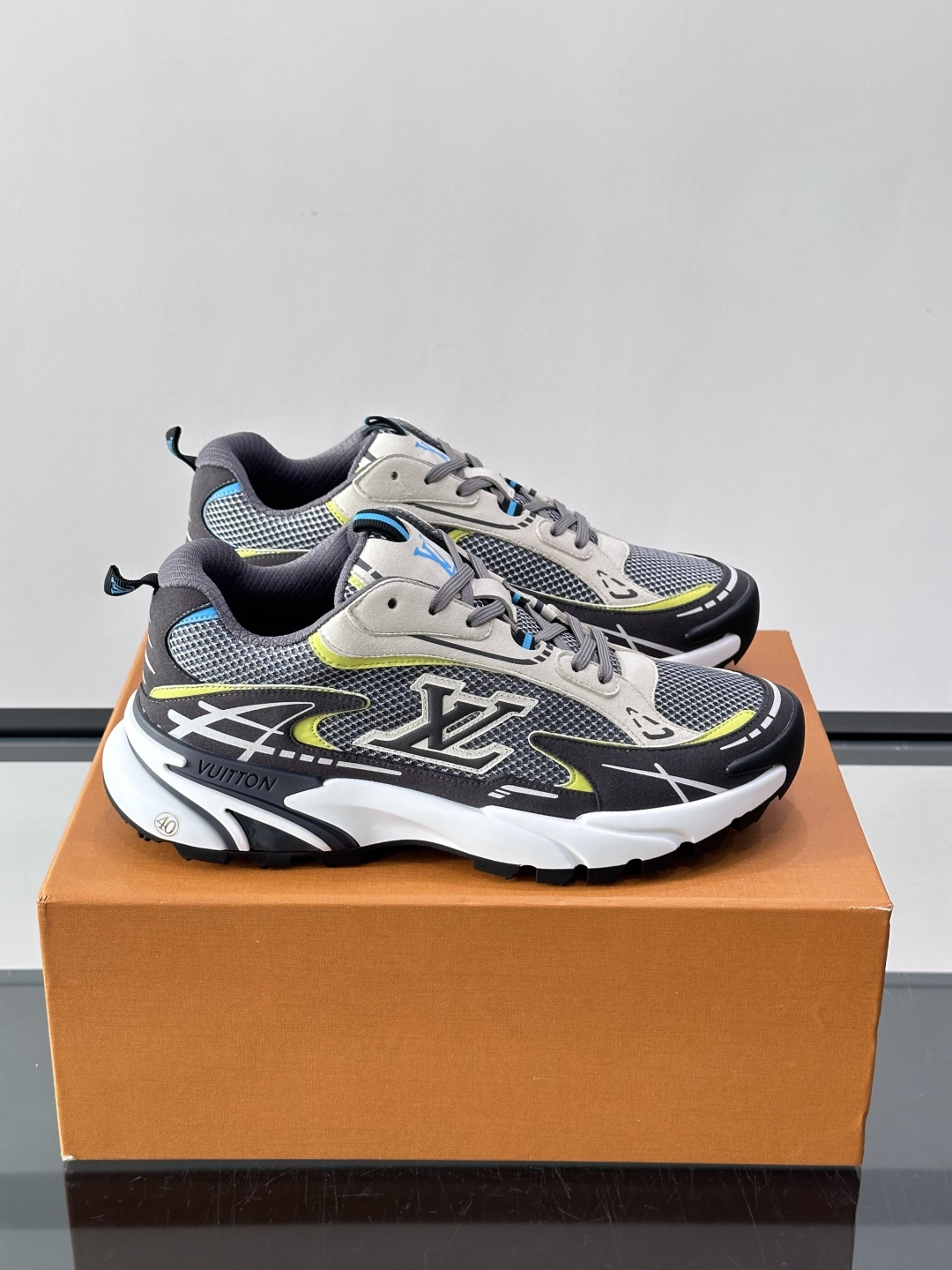 LV Run 2.0运动鞋，采用网布➕牛皮拼接，透气又有支撑力。厚橡胶鞋底，缓震舒适，日常穿搭或轻运动都