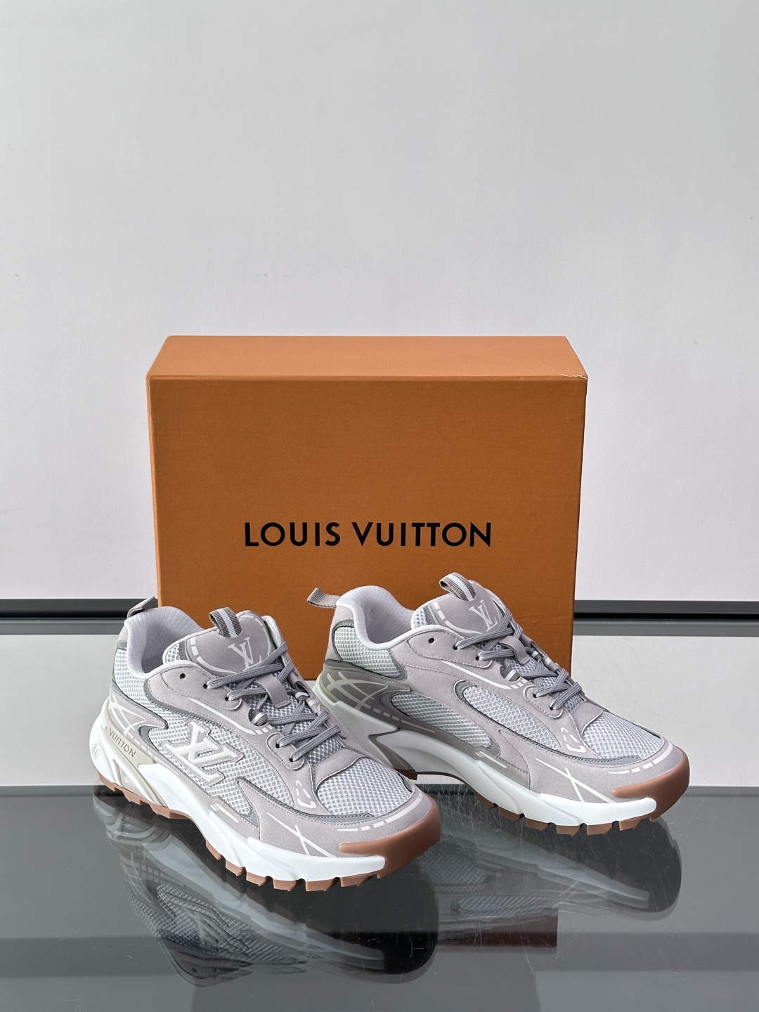 LV Run 2.0运动鞋，采用网布➕牛皮拼接，透气又有支撑力。厚橡胶鞋底，缓震舒适，日常穿搭或轻运动都
