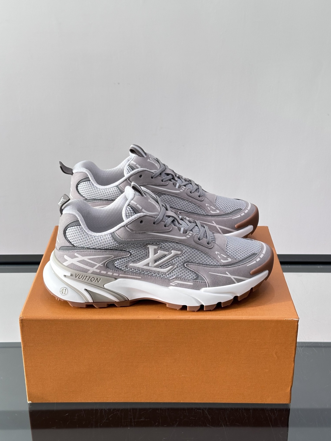LV Run 2.0运动鞋，采用网布➕牛皮拼接，透气又有支撑力。厚橡胶鞋底，缓震舒适，日常穿搭或轻运动都