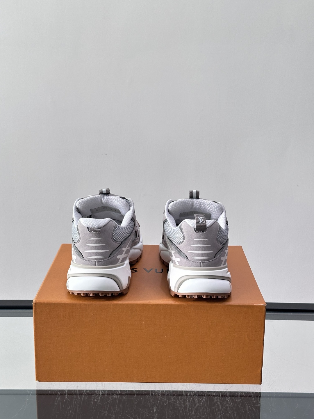 LV Run 2.0运动鞋，采用网布➕牛皮拼接，透气又有支撑力。厚橡胶鞋底，缓震舒适，日常穿搭或轻运动都