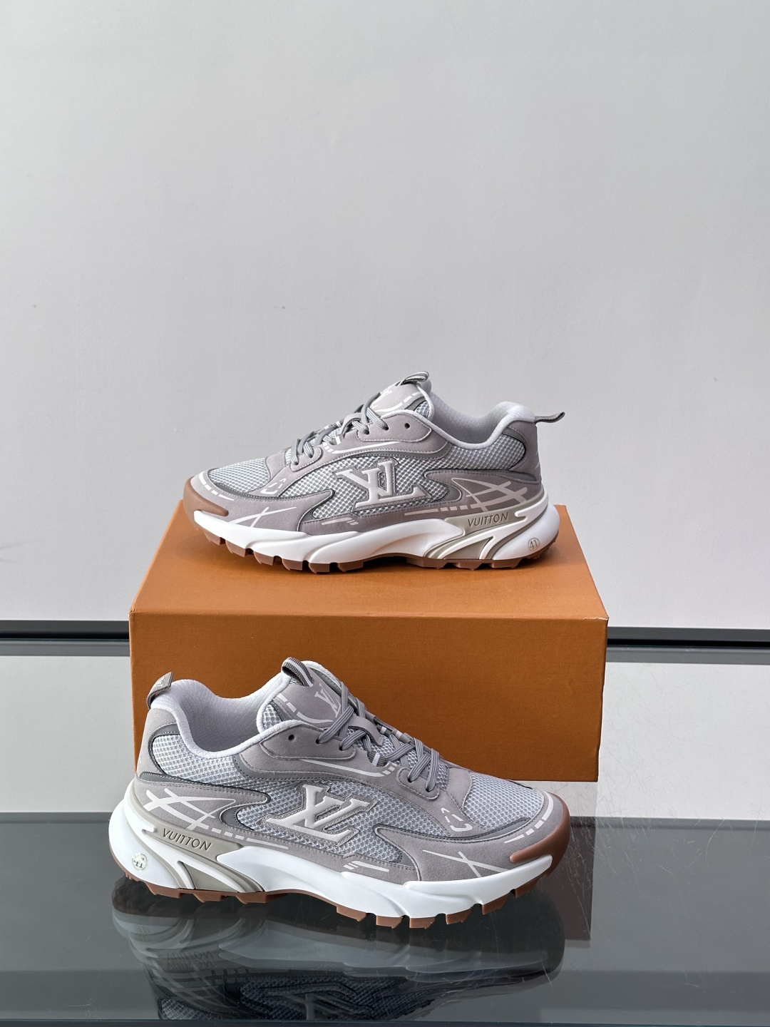LV Run 2.0运动鞋，采用网布➕牛皮拼接，透气又有支撑力。厚橡胶鞋底，缓震舒适，日常穿搭或轻运动都
