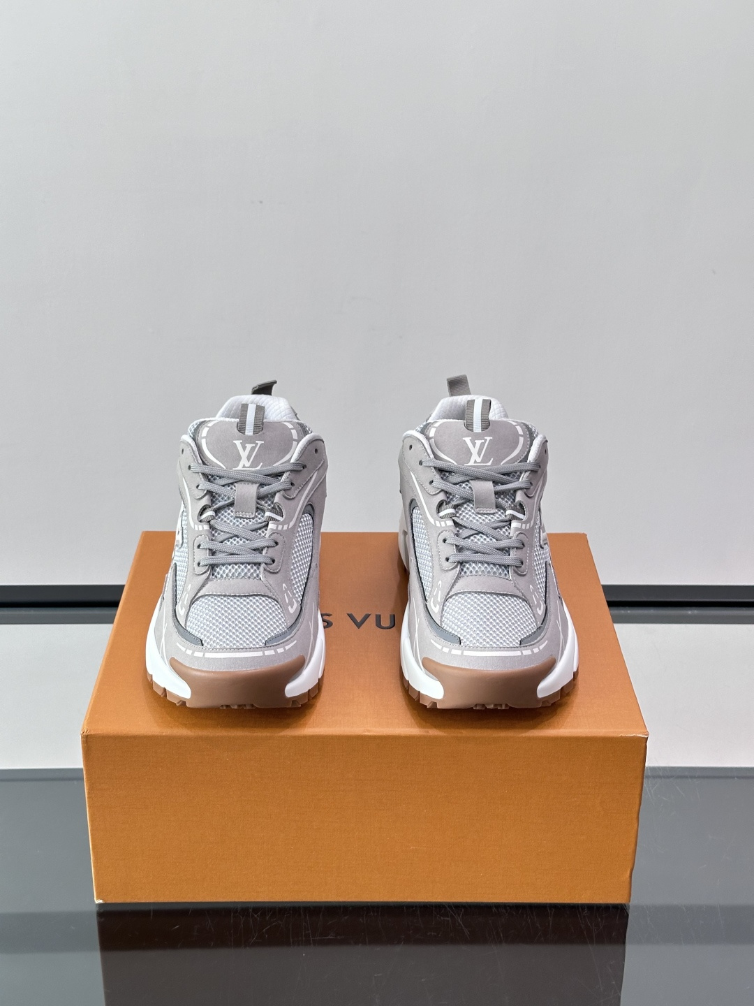 LV Run 2.0运动鞋，采用网布➕牛皮拼接，透气又有支撑力。厚橡胶鞋底，缓震舒适，日常穿搭或轻运动都