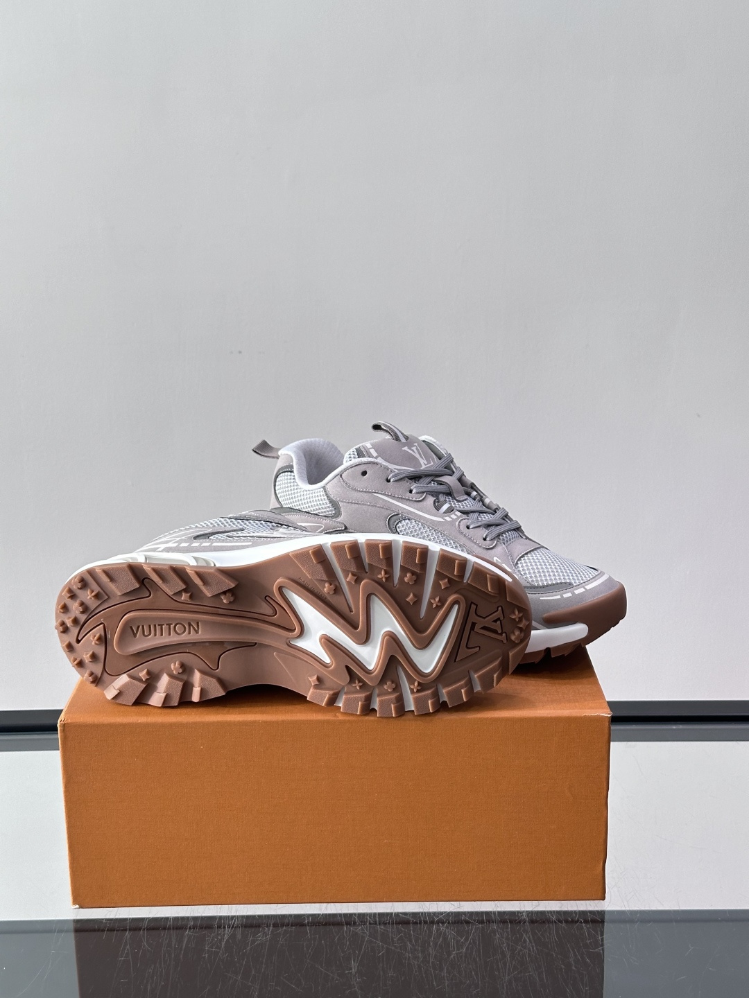 LV Run 2.0运动鞋，采用网布➕牛皮拼接，透气又有支撑力。厚橡胶鞋底，缓震舒适，日常穿搭或轻运动都