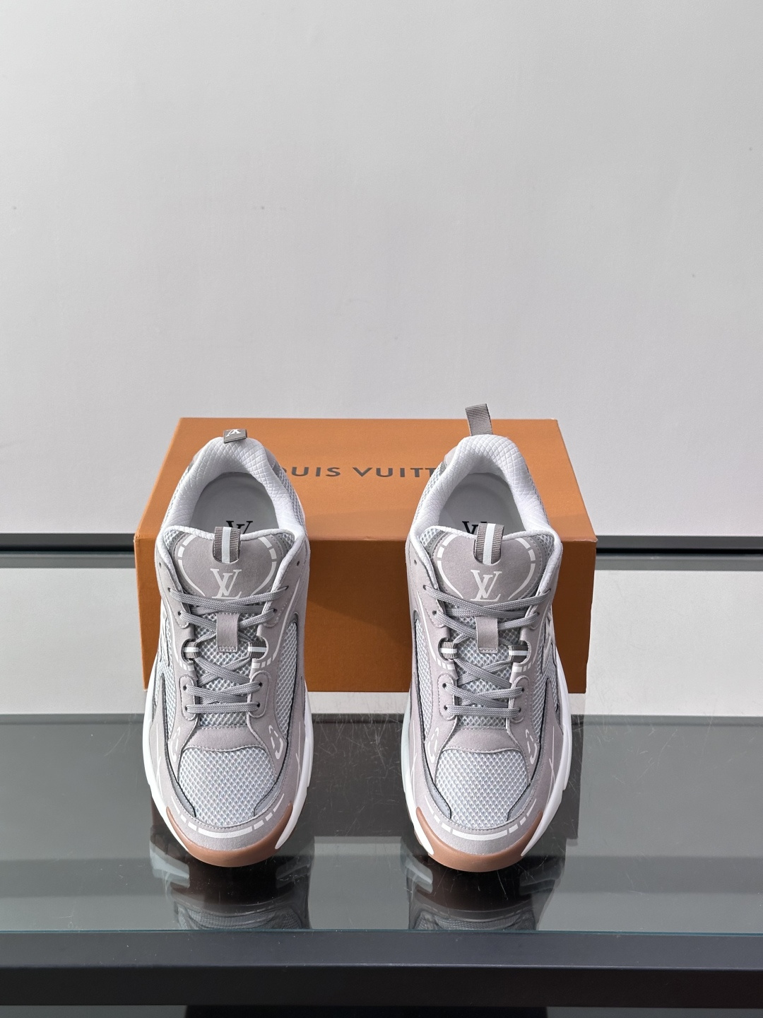 LV Run 2.0运动鞋，采用网布➕牛皮拼接，透气又有支撑力。厚橡胶鞋底，缓震舒适，日常穿搭或轻运动都