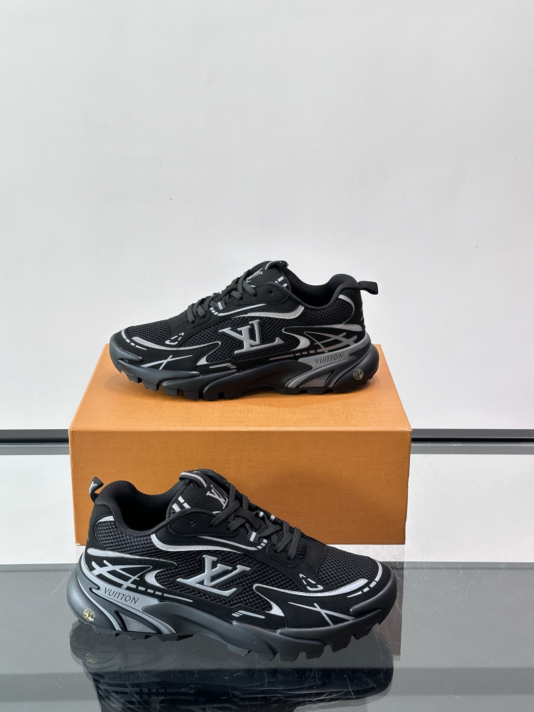 LV Run 2.0运动鞋，采用网布➕牛皮拼接，透气又有支撑力。厚橡胶鞋底，缓震舒适，日常穿搭或轻运动都