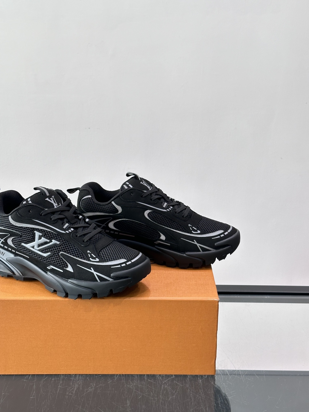 LV Run 2.0运动鞋，采用网布➕牛皮拼接，透气又有支撑力。厚橡胶鞋底，缓震舒适，日常穿搭或轻运动都