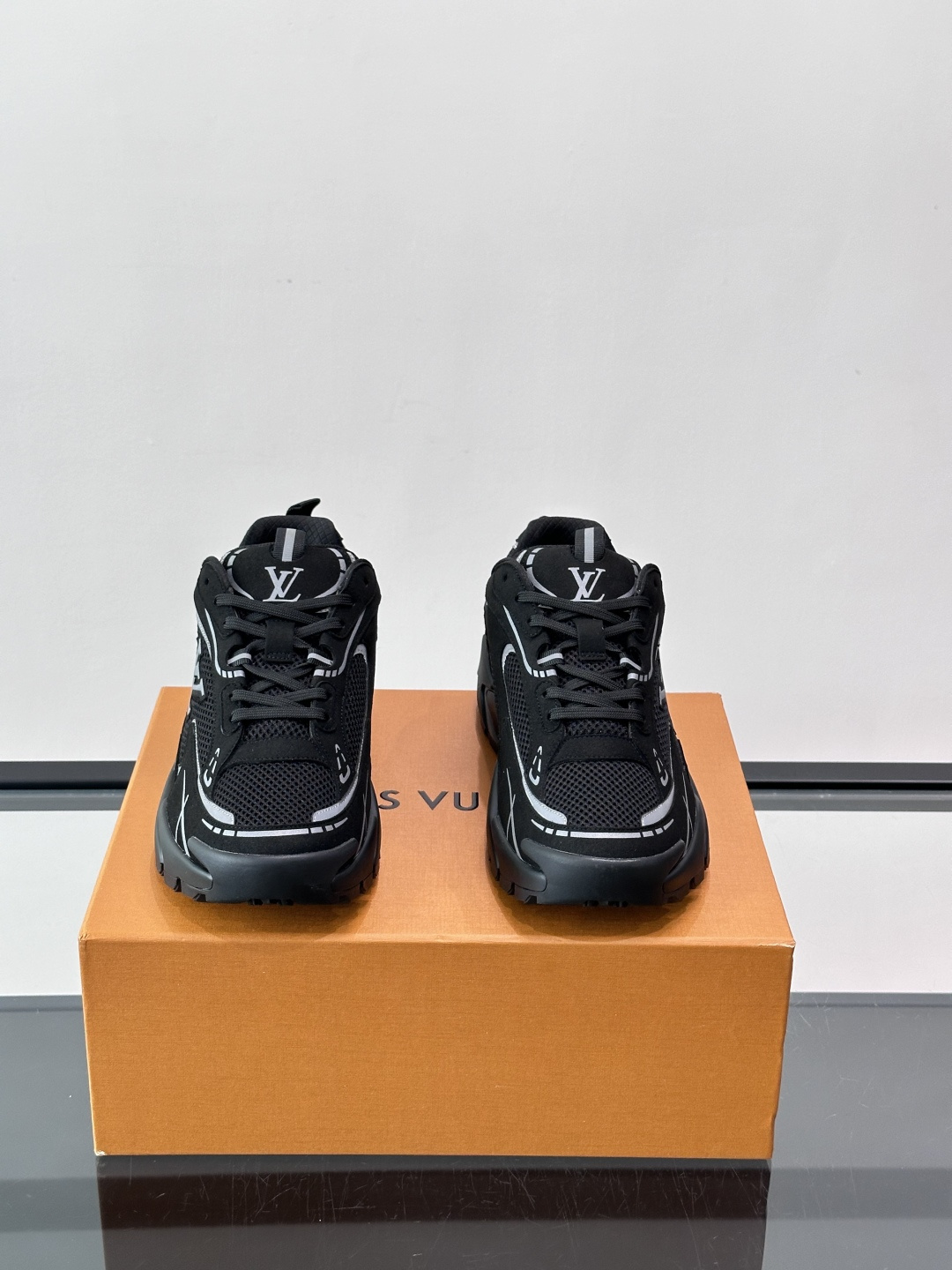 LV Run 2.0运动鞋，采用网布➕牛皮拼接，透气又有支撑力。厚橡胶鞋底，缓震舒适，日常穿搭或轻运动都