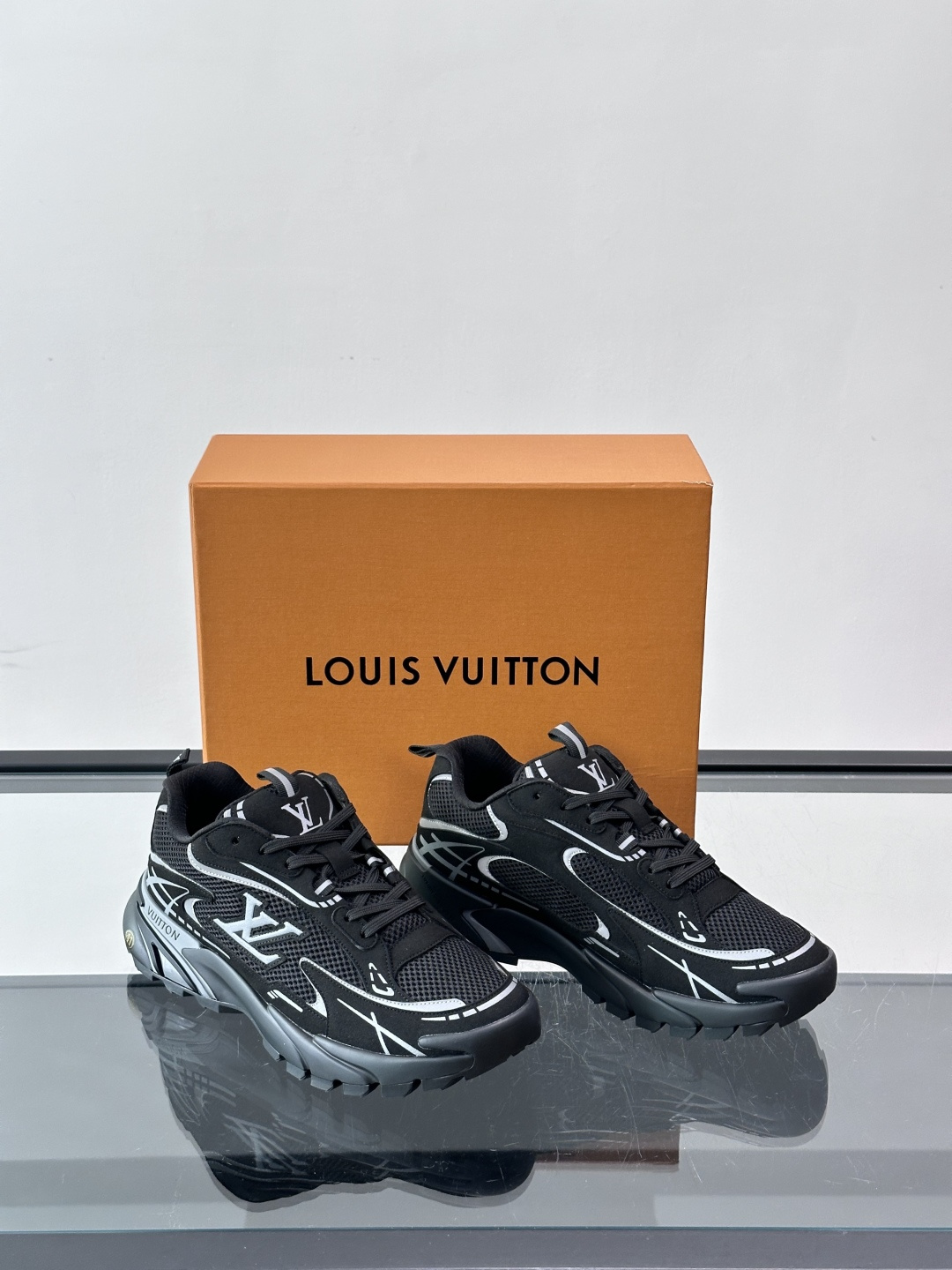 LV Run 2.0运动鞋，采用网布➕牛皮拼接，透气又有支撑力。厚橡胶鞋底，缓震舒适，日常穿搭或轻运动都