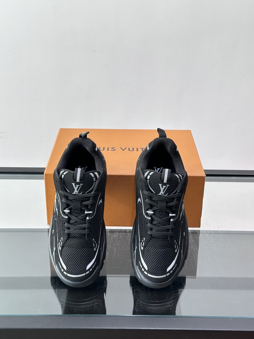 LV Run 2.0运动鞋，采用网布➕牛皮拼接，透气又有支撑力。厚橡胶鞋底，缓震舒适，日常穿搭或轻运动都