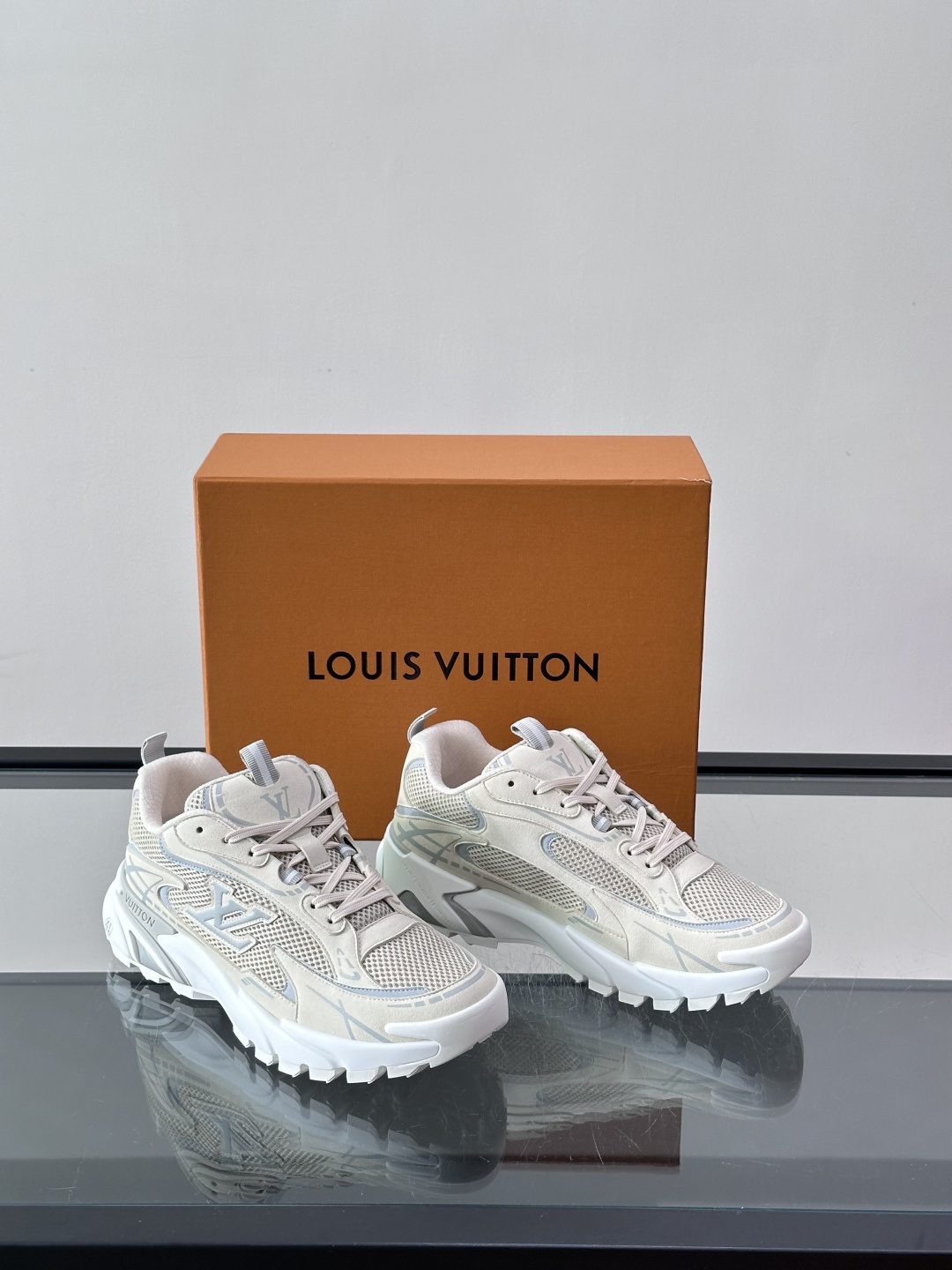 LV Run 2.0运动鞋，采用网布➕牛皮拼接，透气又有支撑力。厚橡胶鞋底，缓震舒适，日常穿搭或轻运动都