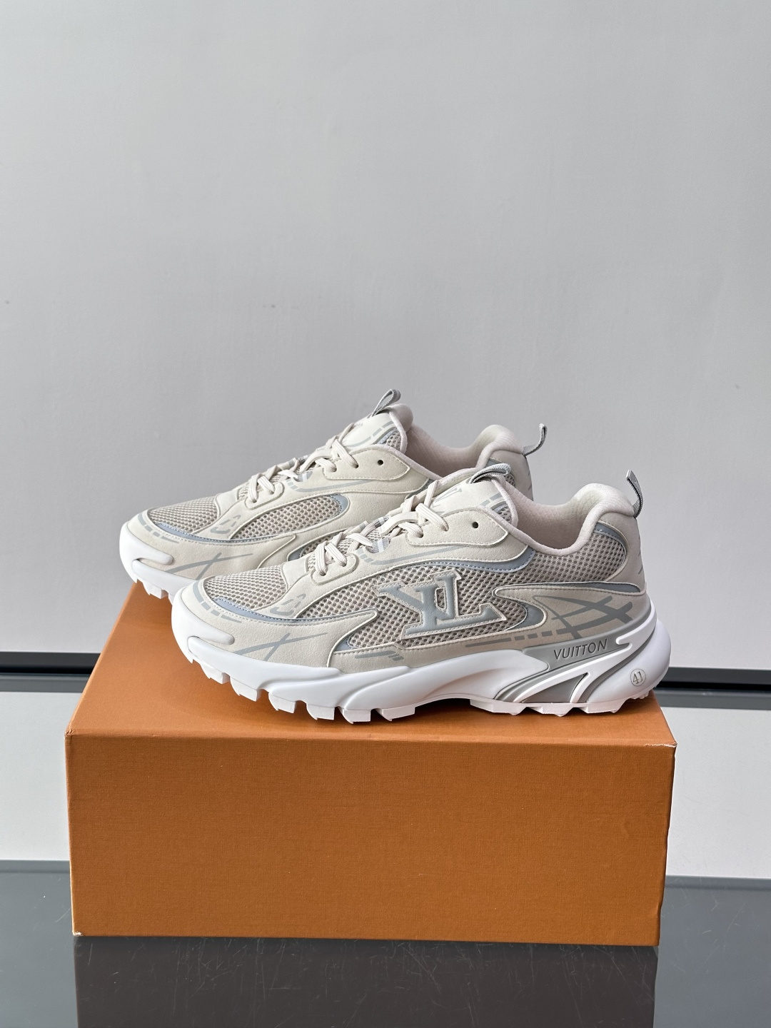 LV Run 2.0运动鞋，采用网布➕牛皮拼接，透气又有支撑力。厚橡胶鞋底，缓震舒适，日常穿搭或轻运动都