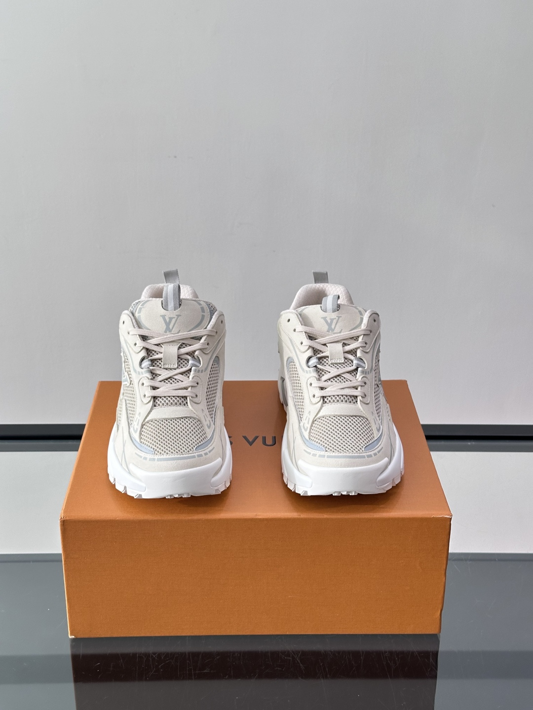 LV Run 2.0运动鞋，采用网布➕牛皮拼接，透气又有支撑力。厚橡胶鞋底，缓震舒适，日常穿搭或轻运动都