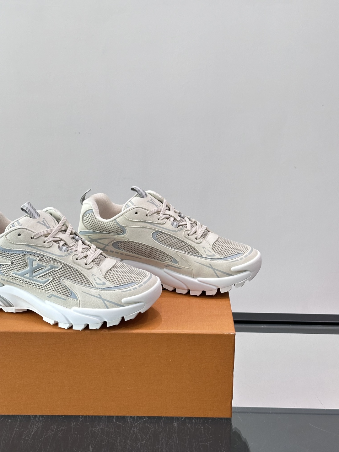 LV Run 2.0运动鞋，采用网布➕牛皮拼接，透气又有支撑力。厚橡胶鞋底，缓震舒适，日常穿搭或轻运动都