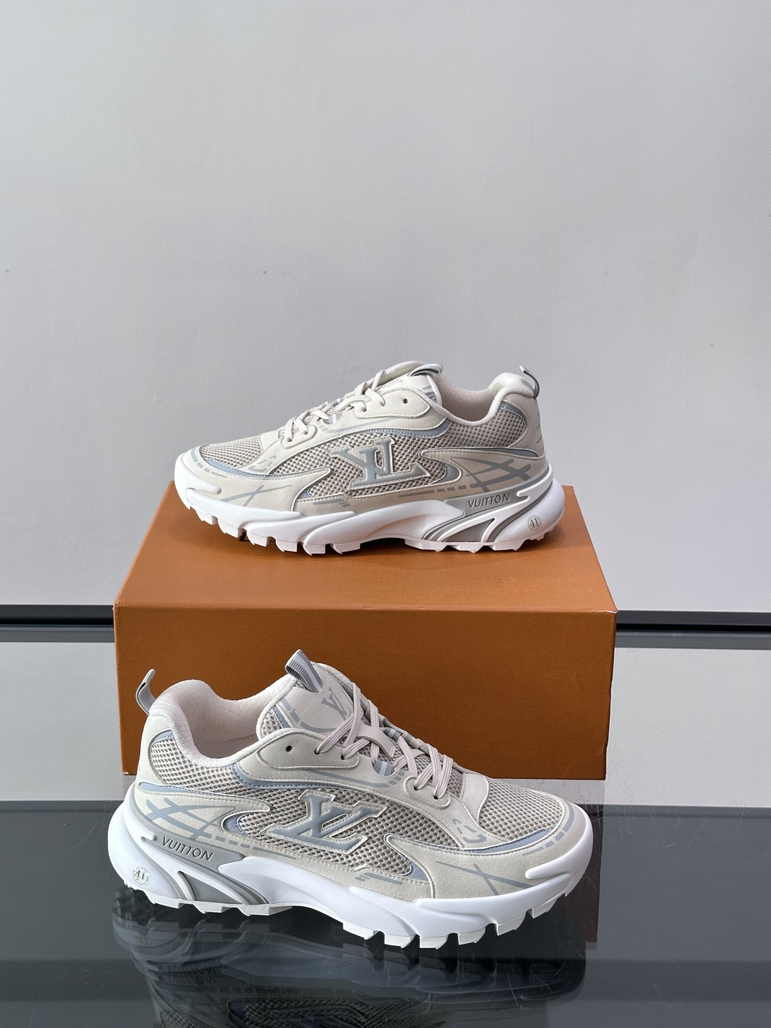 LV Run 2.0运动鞋，采用网布➕牛皮拼接，透气又有支撑力。厚橡胶鞋底，缓震舒适，日常穿搭或轻运动都