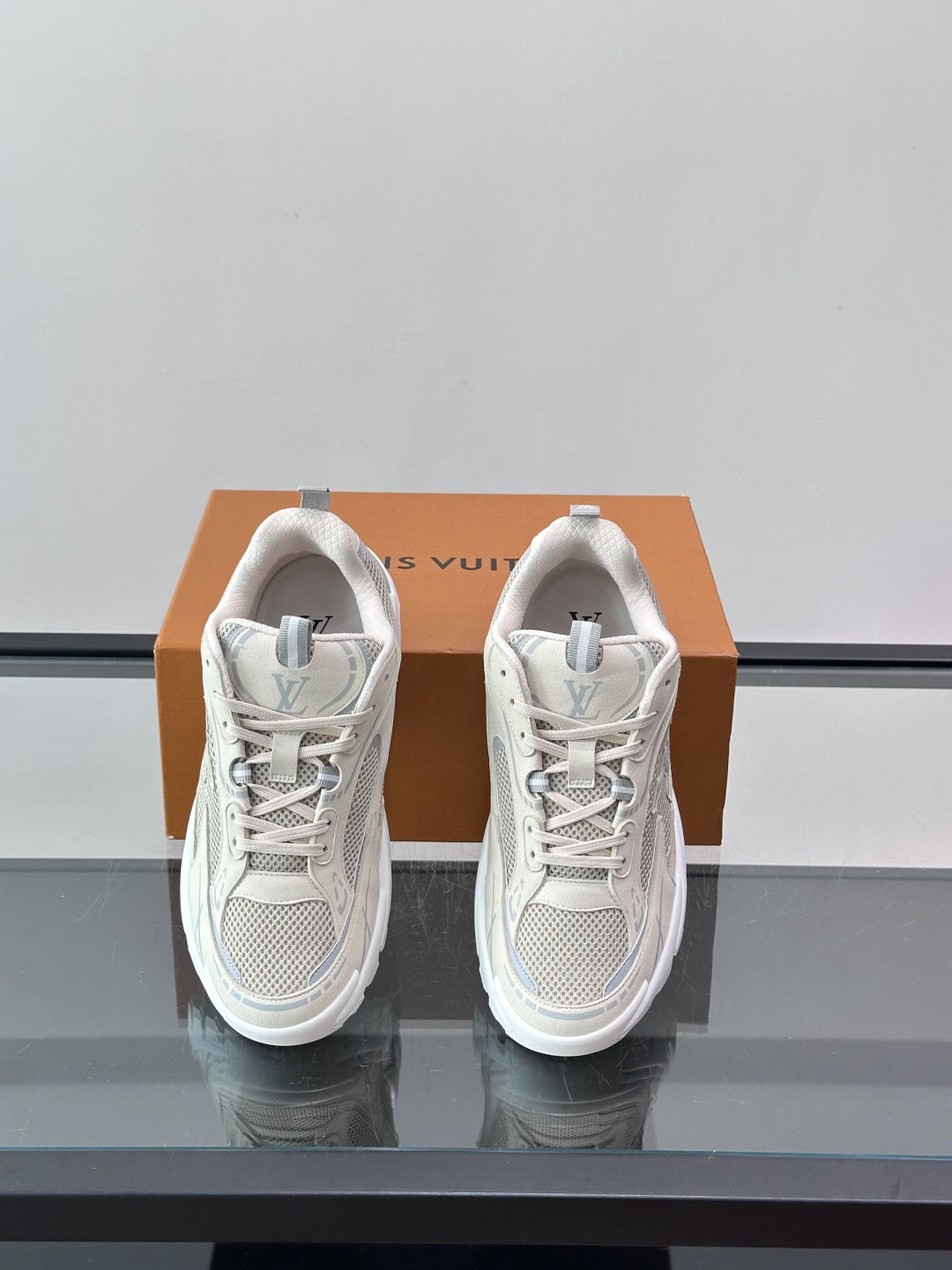 LV Run 2.0运动鞋，采用网布➕牛皮拼接，透气又有支撑力。厚橡胶鞋底，缓震舒适，日常穿搭或轻运动都
