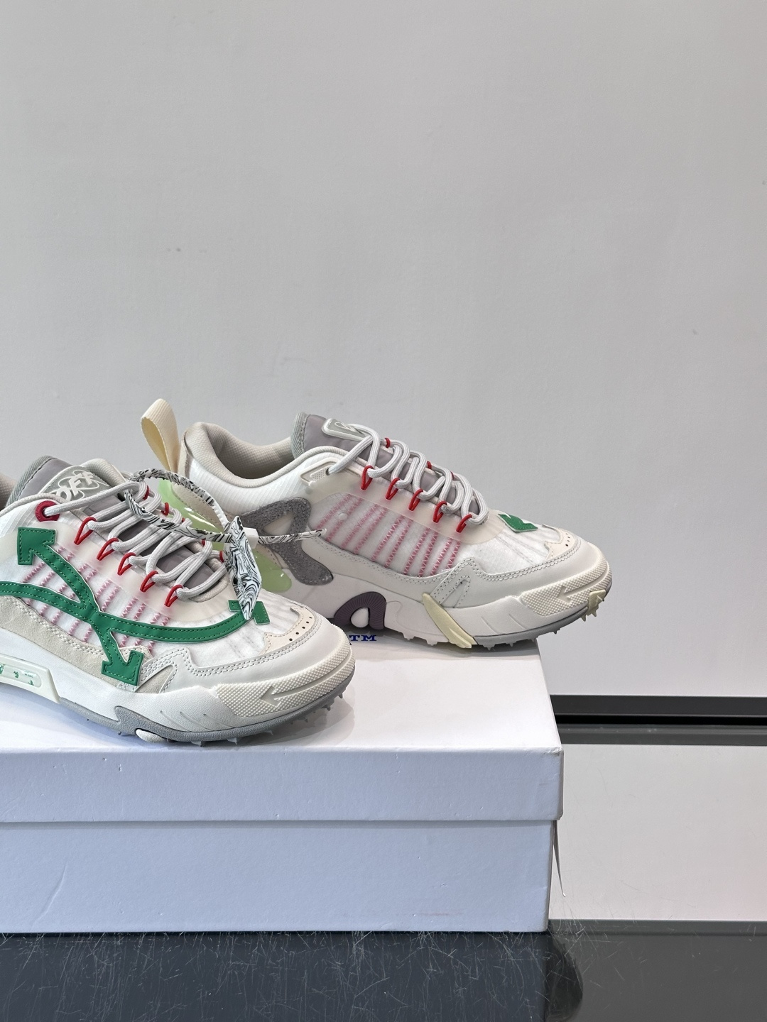👟Off-White Moccasin 2.0情侣款👫运动鞋，多色拼接，网布➕牛皮材质，层次感满满。鞋侧