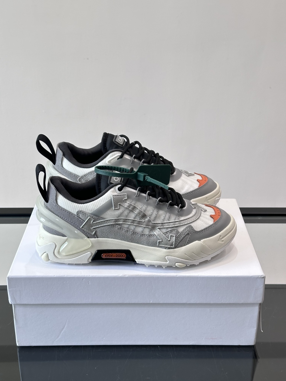 👟Off-White Moccasin 2.0情侣款👫运动鞋，多色拼接，网布➕牛皮材质，层次感满满。鞋侧