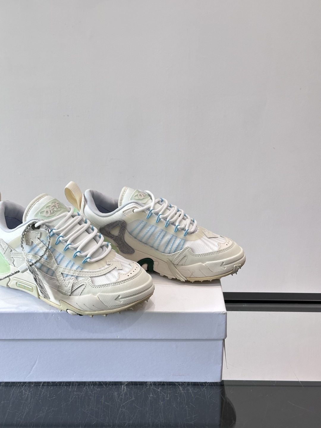 👟Off-White Moccasin 2.0情侣款👫运动鞋，多色拼接，网布➕牛皮材质，层次感满满。鞋侧