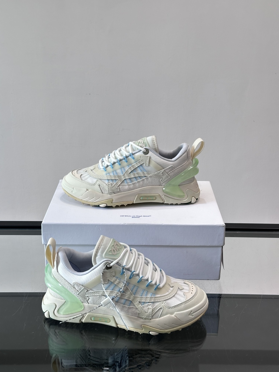 👟Off-White Moccasin 2.0情侣款👫运动鞋，多色拼接，网布➕牛皮材质，层次感满满。鞋侧