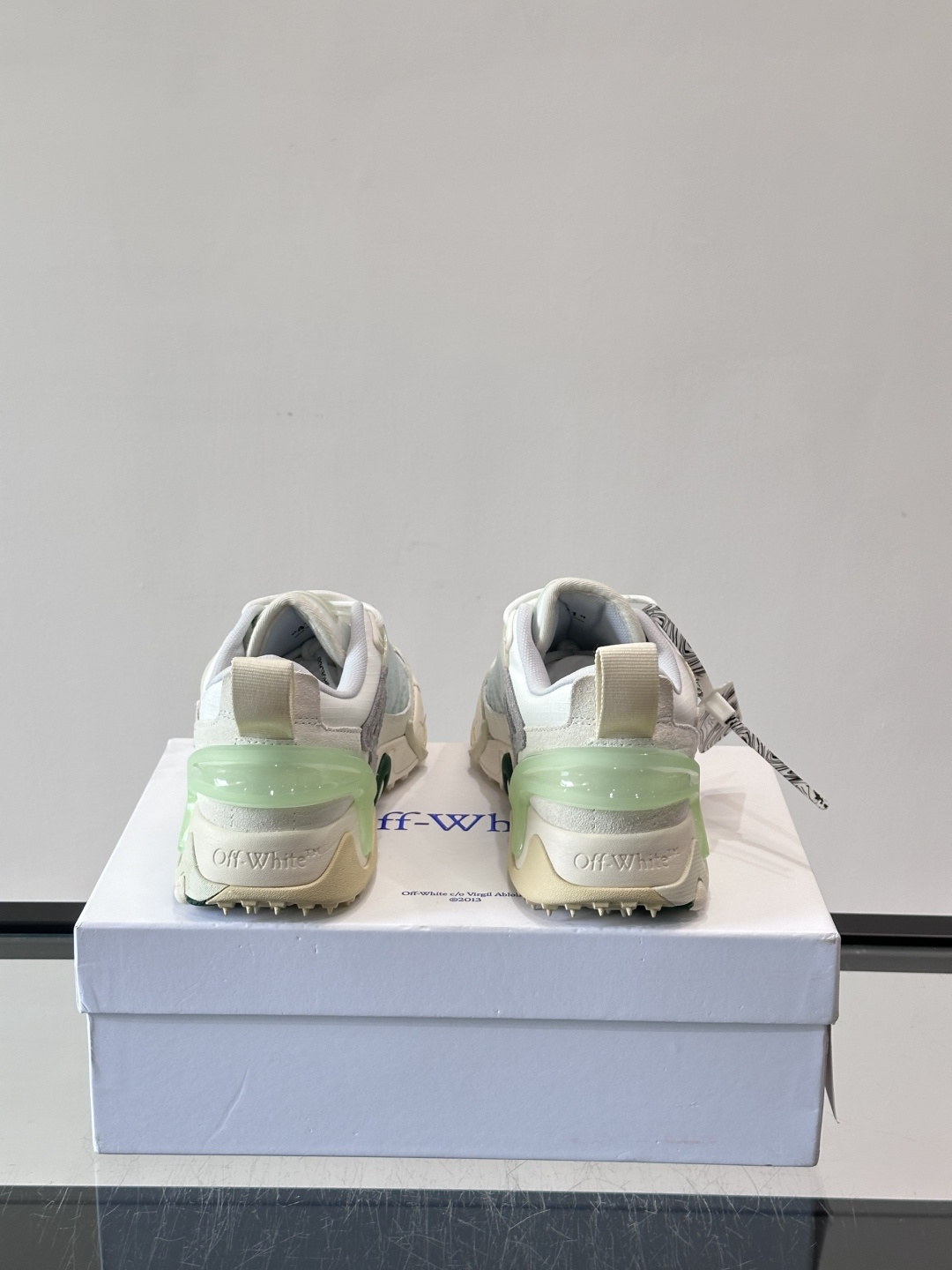 👟Off-White Moccasin 2.0情侣款👫运动鞋，多色拼接，网布➕牛皮材质，层次感满满。鞋侧