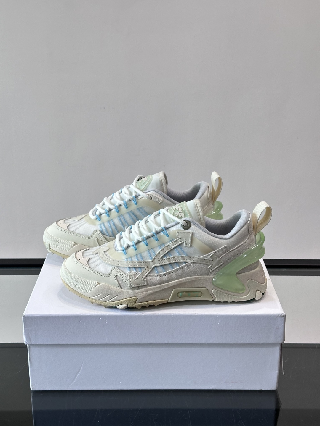 👟Off-White Moccasin 2.0情侣款👫运动鞋，多色拼接，网布➕牛皮材质，层次感满满。鞋侧