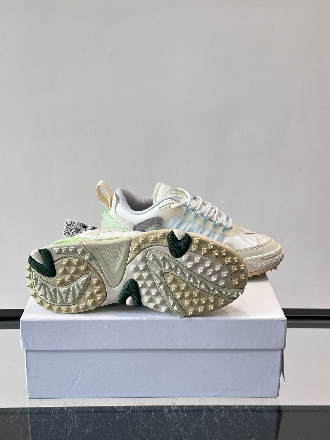👟Off-White Moccasin 2.0情侣款👫运动鞋，多色拼接，网布➕牛皮材质，层次感满满。鞋侧