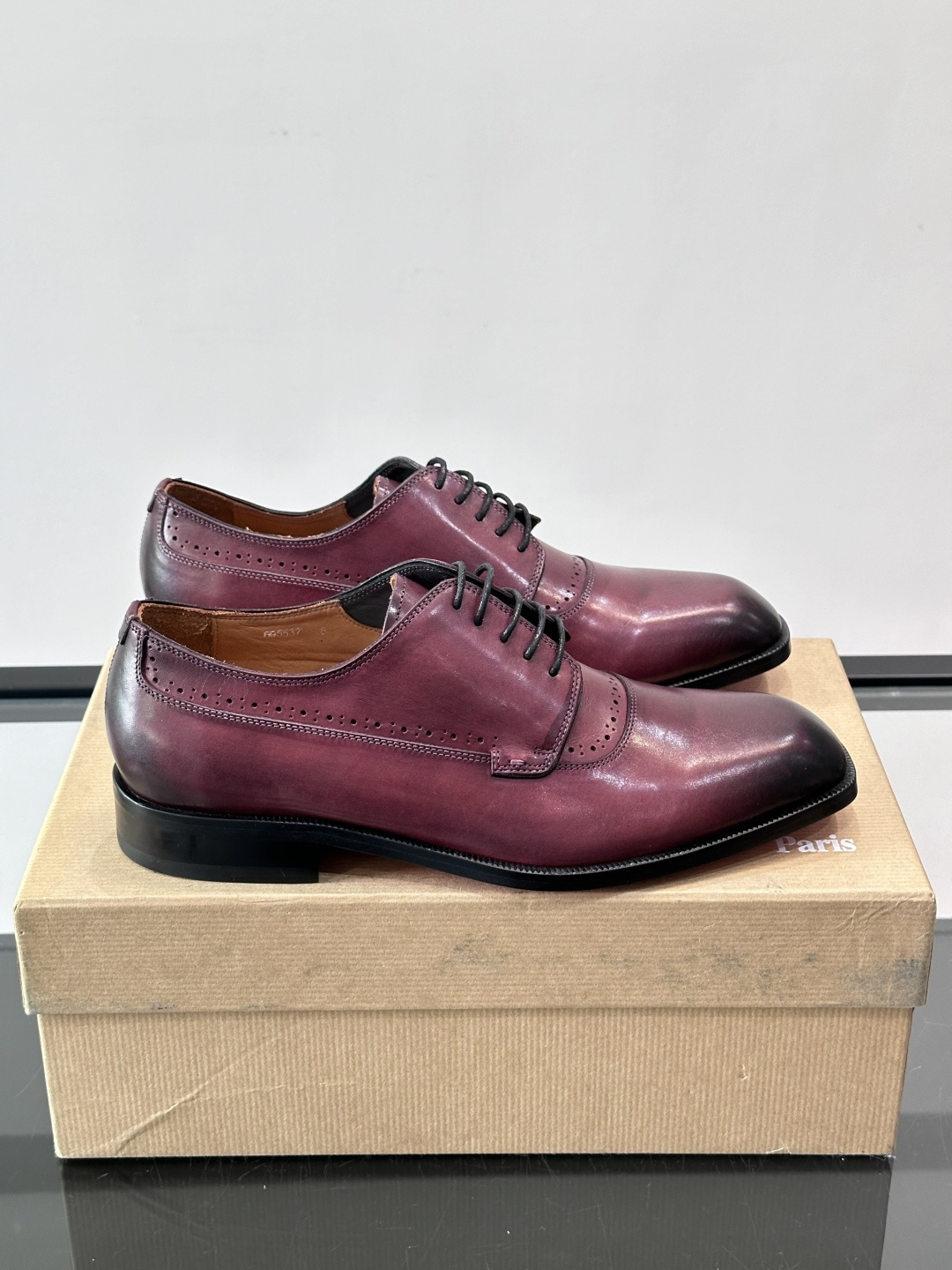 Christian Louboutin男士正装皮鞋，选用优质牛皮，鞋面光泽细腻，布洛克雕花设计超有复古感