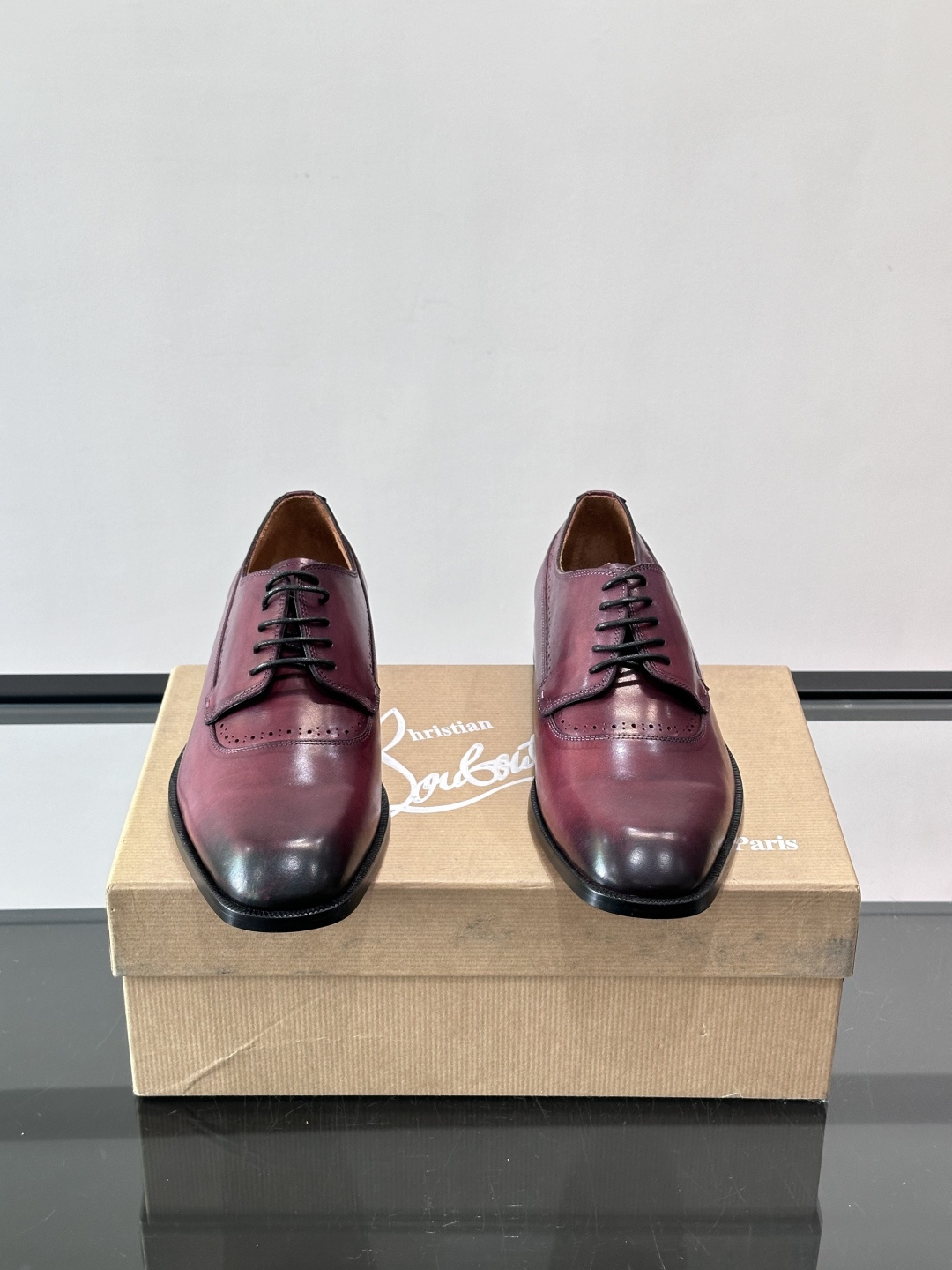 Christian Louboutin男士正装皮鞋，选用优质牛皮，鞋面光泽细腻，布洛克雕花设计超有复古感