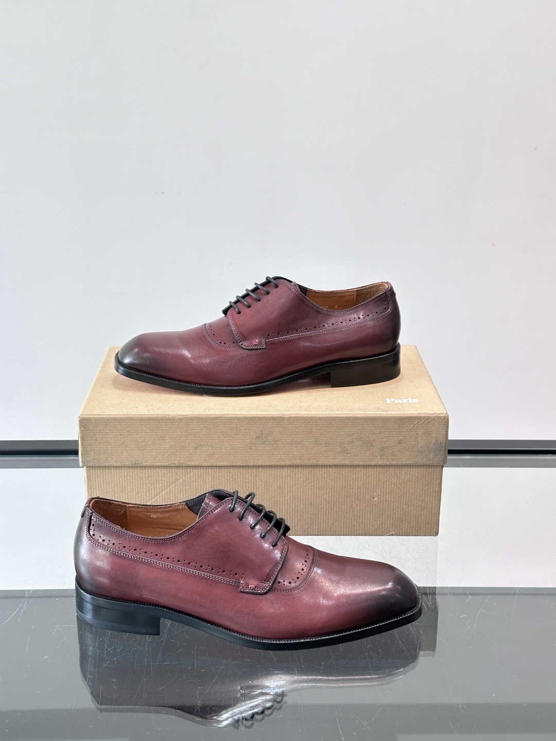 Christian Louboutin男士正装皮鞋，选用优质牛皮，鞋面光泽细腻，布洛克雕花设计超有复古感