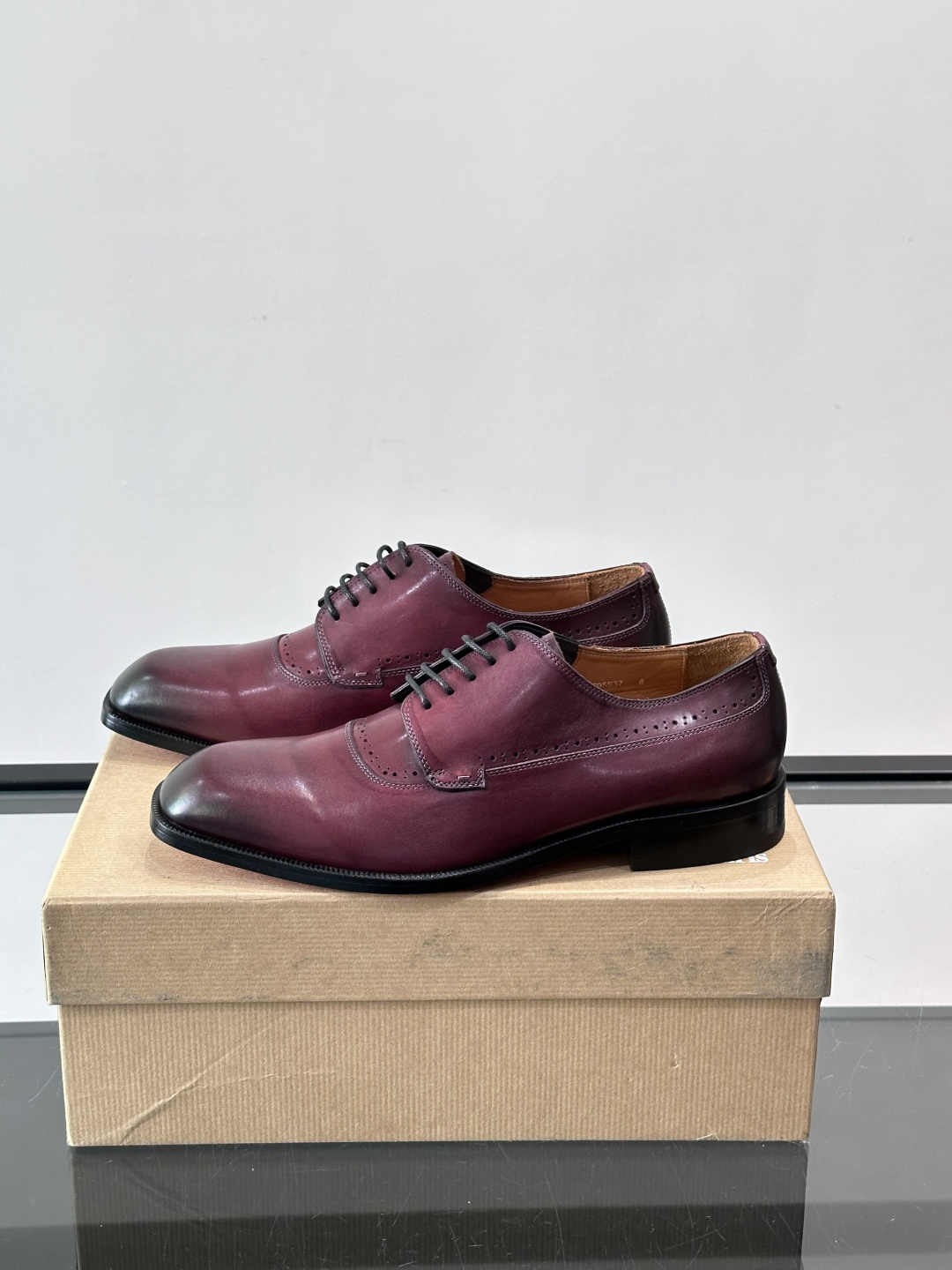 Christian Louboutin男士正装皮鞋，选用优质牛皮，鞋面光泽细腻，布洛克雕花设计超有复古感