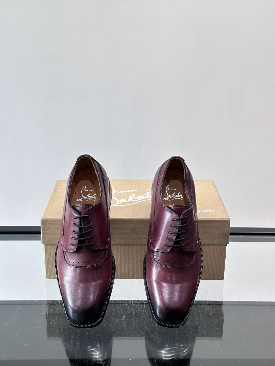 Christian Louboutin男士正装皮鞋，选用优质牛皮，鞋面光泽细腻，布洛克雕花设计超有复古感