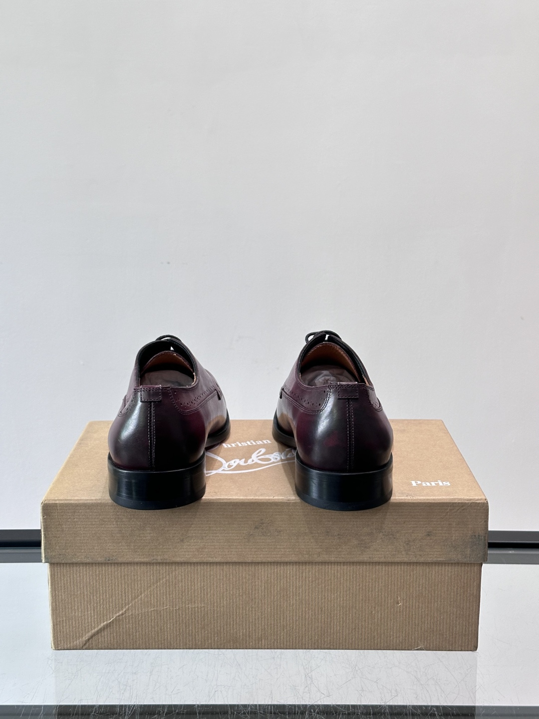 Christian Louboutin男士正装皮鞋，选用优质牛皮，鞋面光泽细腻，布洛克雕花设计超有复古感