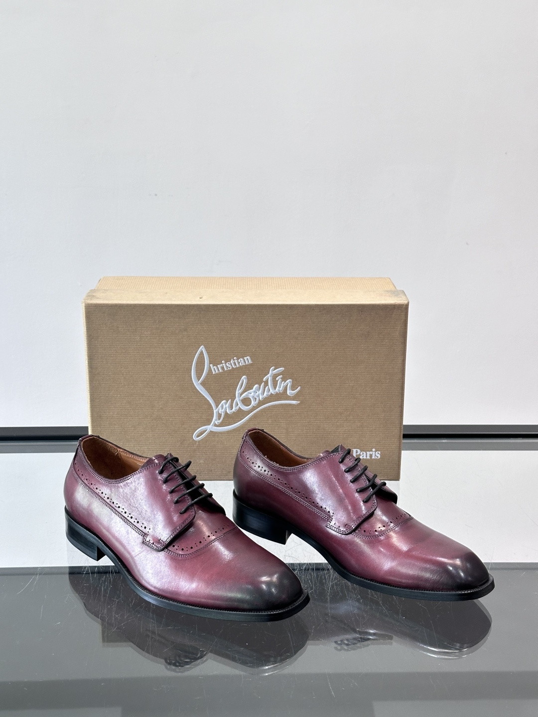 Christian Louboutin男士正装皮鞋，选用优质牛皮，鞋面光泽细腻，布洛克雕花设计超有复古感
